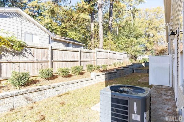 Pineland Cir, Raleigh, NC listing photo